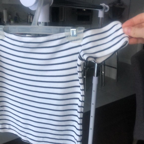 Crop top with small sleeves - Picture 2 of 4